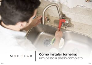 Homem trocando torneira com uma chave inglesa vermelha