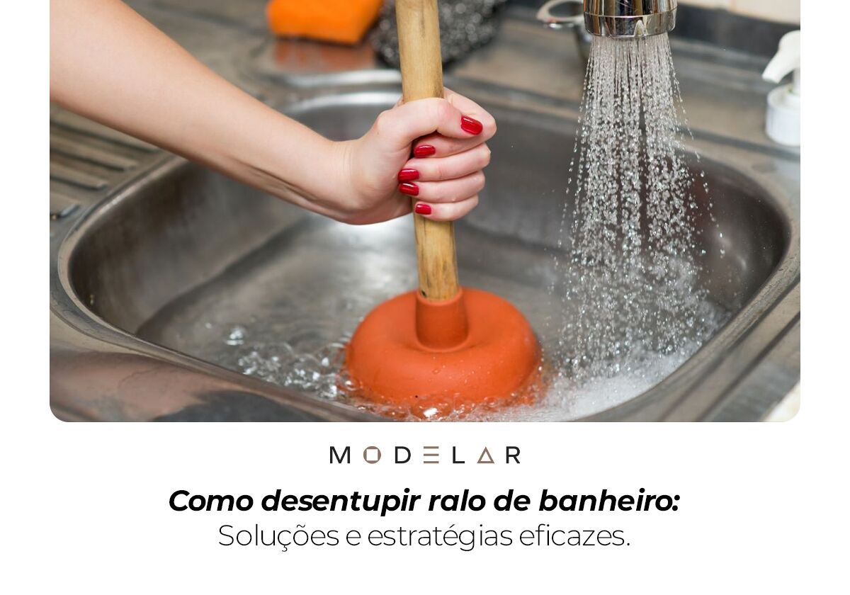 Desentupindo ralo de banheiro com desentupidor