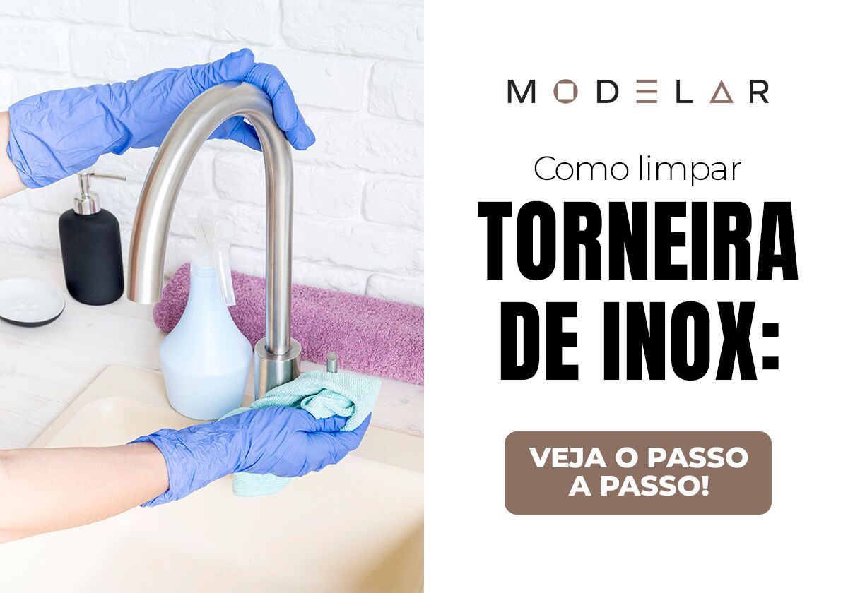Pessoa limpando torneira de inox com pano