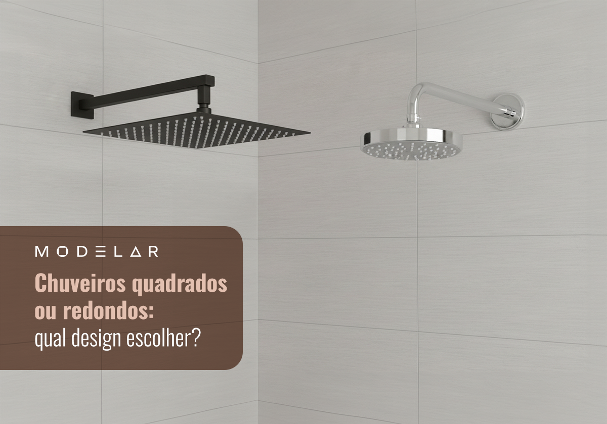 Chuveiros quadrados e redondos em banheiro moderno.