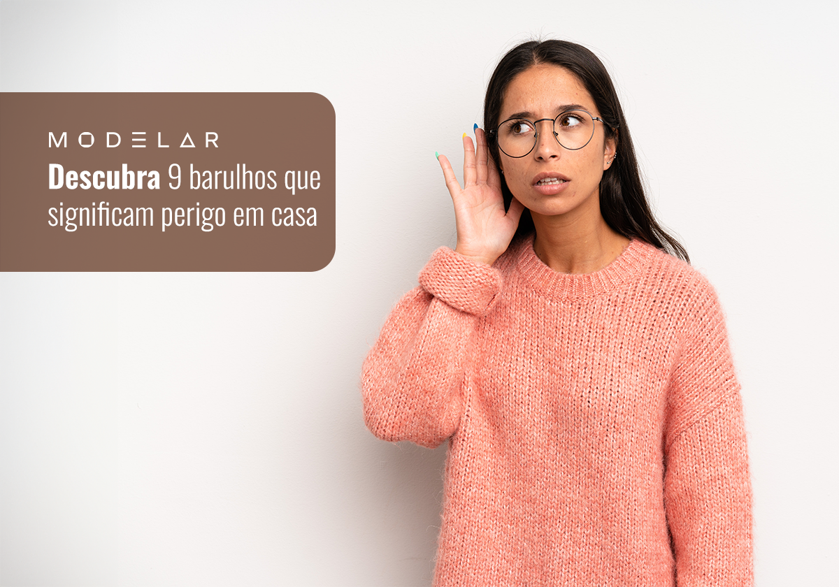 Mulher escutando barulhos perigosos em casa