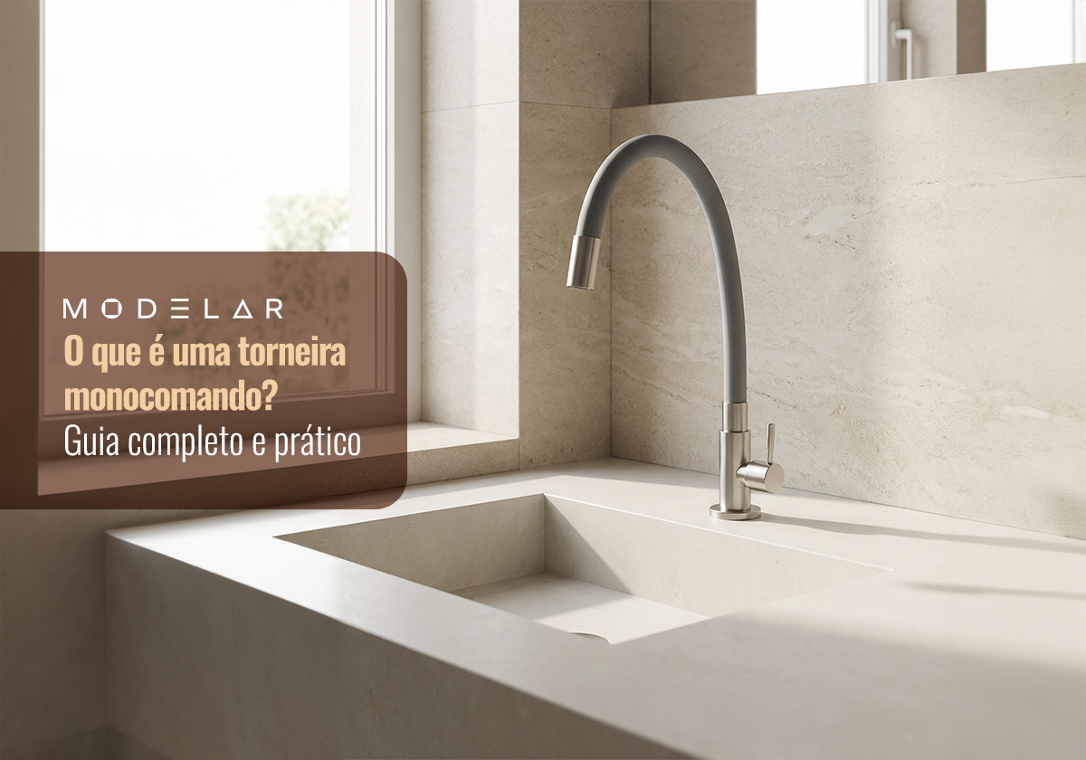 Imagem de uma torneira monocomando em pia de cozinha.